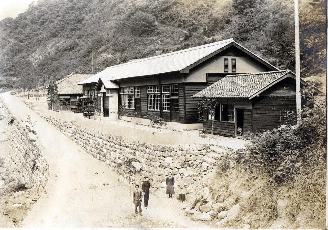 Historic black-and-white photograph of Shimonanokawa Elementary School