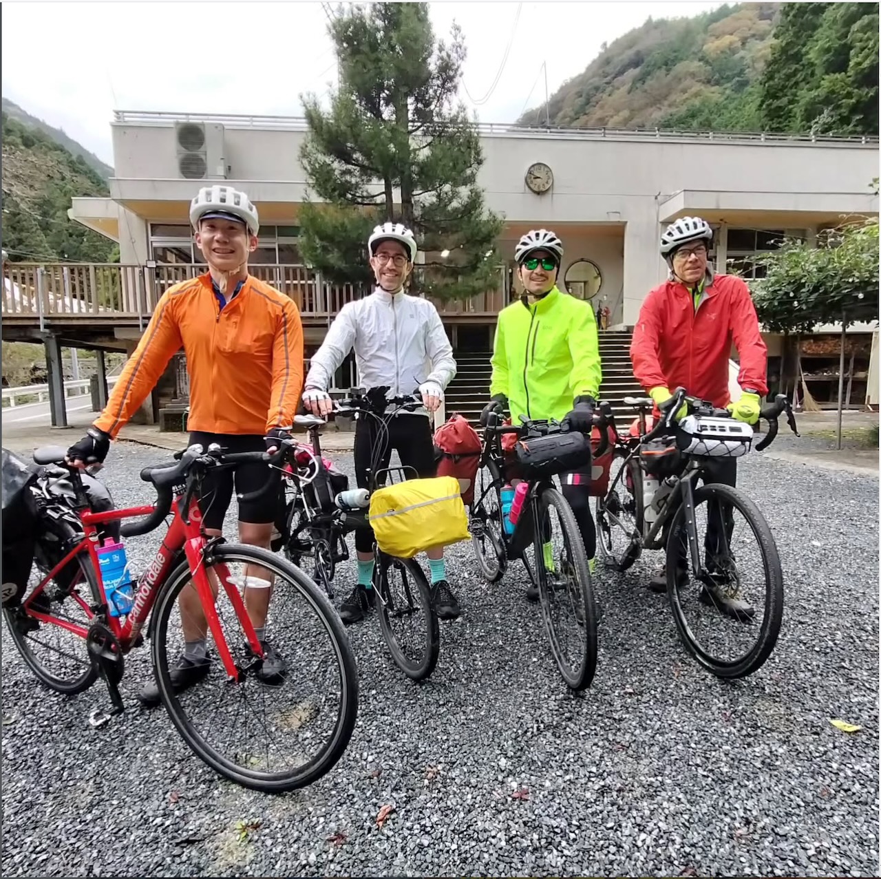 Cyclists resting with their bikes outside Shimonanosato