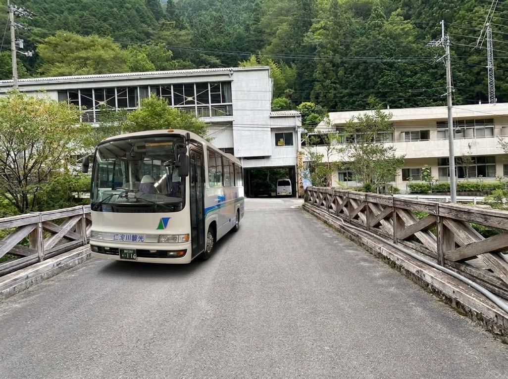 Private charter bus parked in front of Shimonanosato