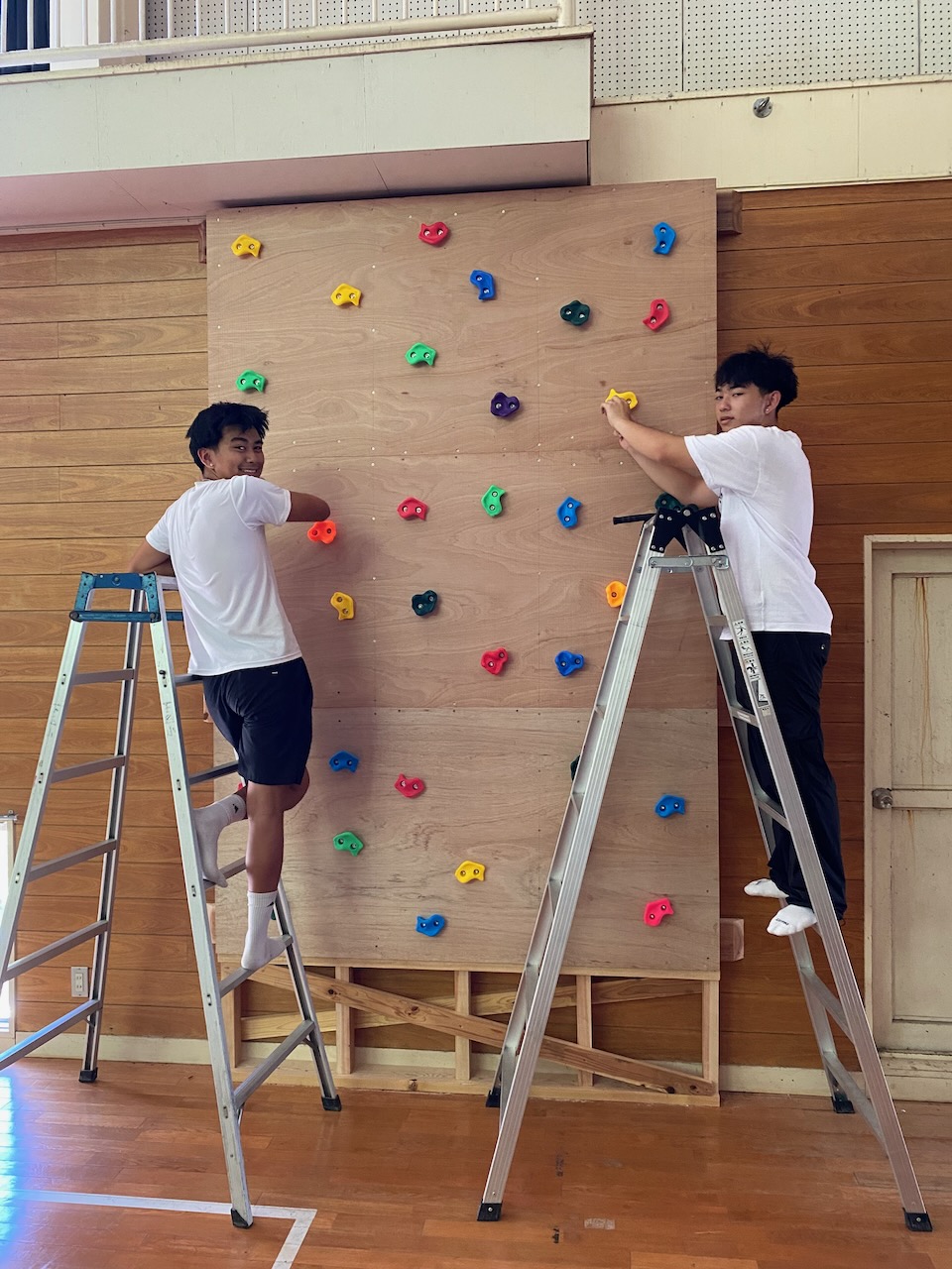 People constructing a bouldering wall in the Shimonanosato gym