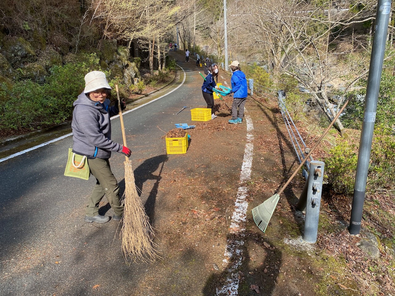Recent Ikouchi participants cleaning the road near Shimonanosato