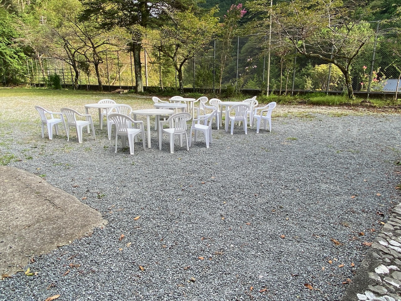 The finished Shimonanosato playground with gravel and outdoor tables and chairs