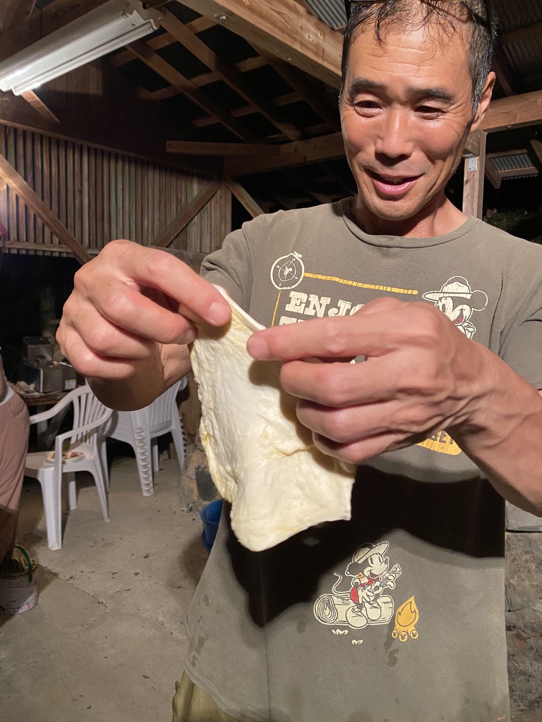Guests stretching pizza dough during the wood-fired pizza experience at Shimonanosato